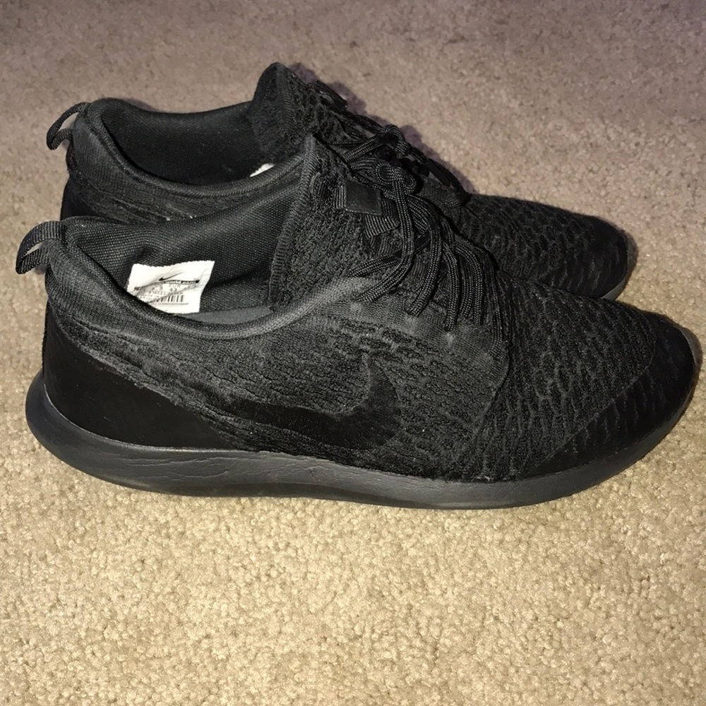 All black Roshe Flyknit sz 9.5